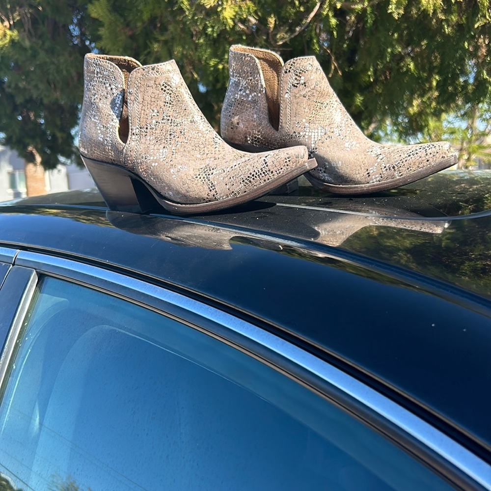 Ariat ankle boots size 6.5 worn once